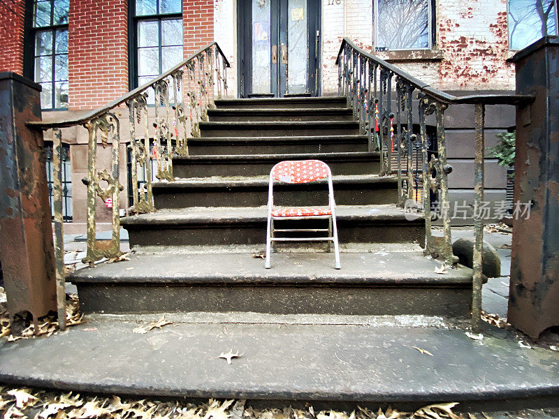 布鲁克林褐石楼楼梯上的儿童椅
