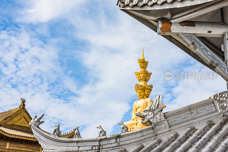 普贤菩萨雕像在峨眉山的金顶，四川，中国。中国四川省峨眉山金顶上的扶森菩萨雕像。中国四川峨眉山的菩提像。