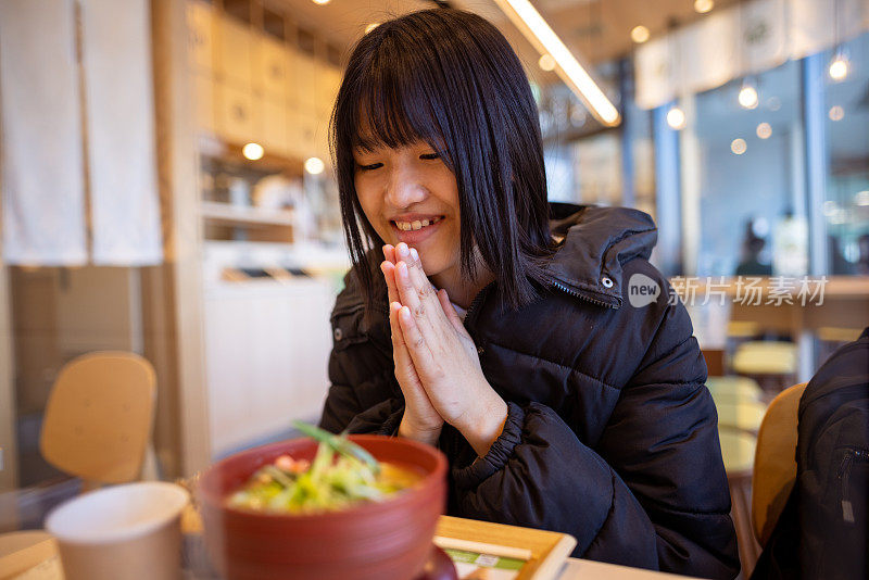 在日本餐馆吃午饭前，一个十几岁的女孩在一起