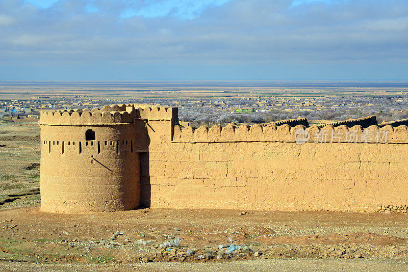 贾汉纳玛宫——以城镇和平原为背景的环形望塔，阿富汗巴尔赫省的库姆