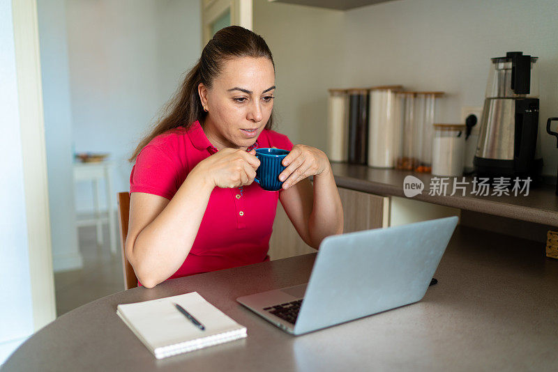 年轻女子在家用笔记本电脑进行视频通话