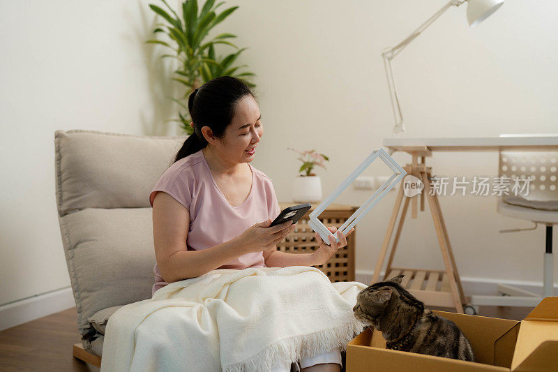 微笑的高级女性客户对快速的快递服务感到满意。