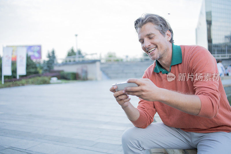 一名男子在网上看比赛