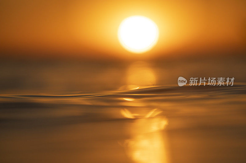 太阳在海面上落下的浅景深