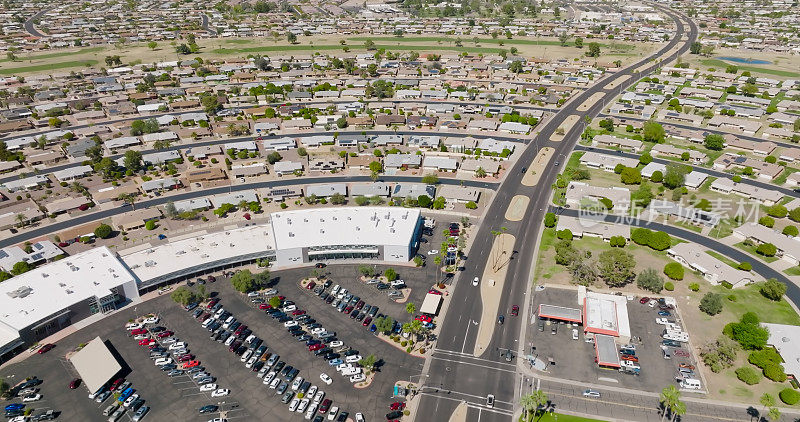 亚利桑那州太阳城社区的高角度鸟瞰图