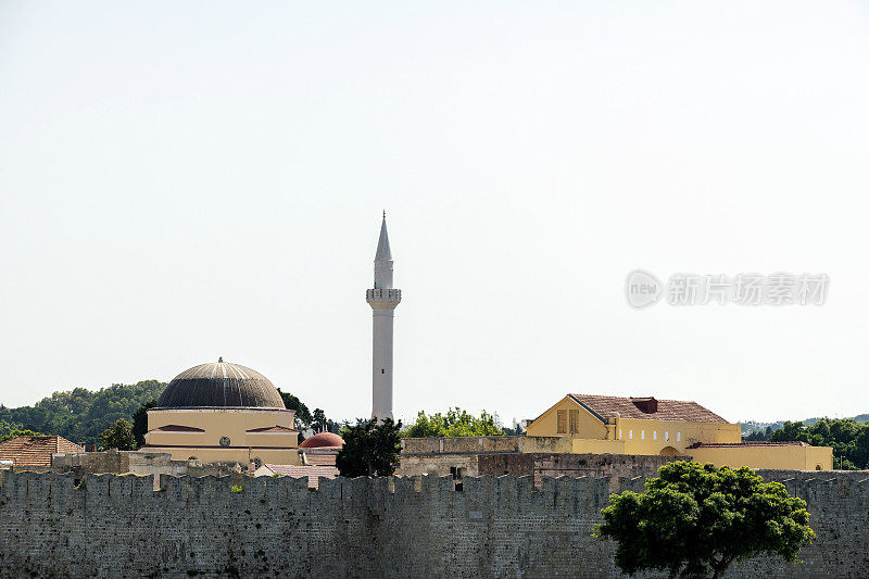 从海上俯瞰罗德岛老城的易卜拉欣帕沙清真寺