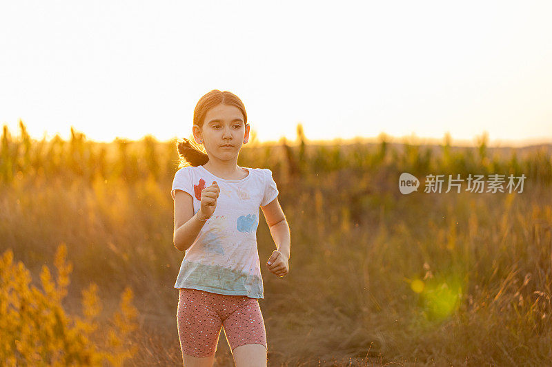 女孩在乡村小路上慢跑