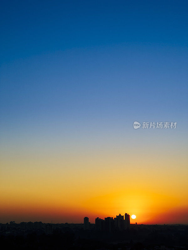 夏日清晨，太阳冉冉升起。