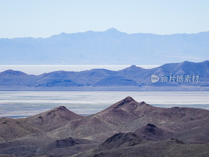 俯视内华达州朦胧的沙漠山谷和遥远的山脉。