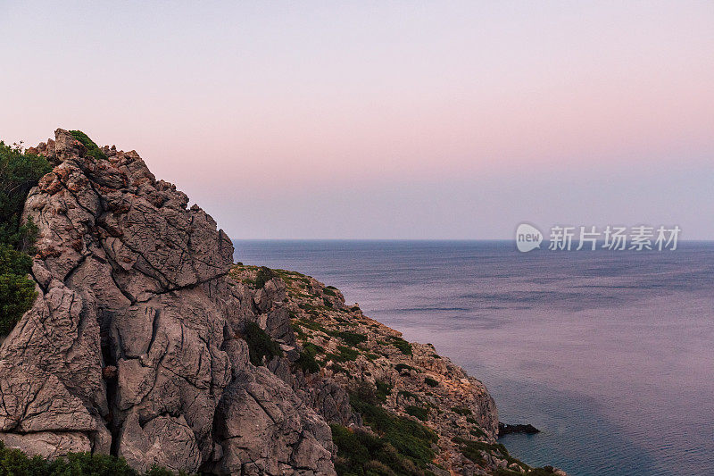 安东尼·奎因湾的海滩和岩石。风景摄影，旅行理念。希腊，罗兹，法伊拉基地区照片。水、海和自然在美丽的地方。