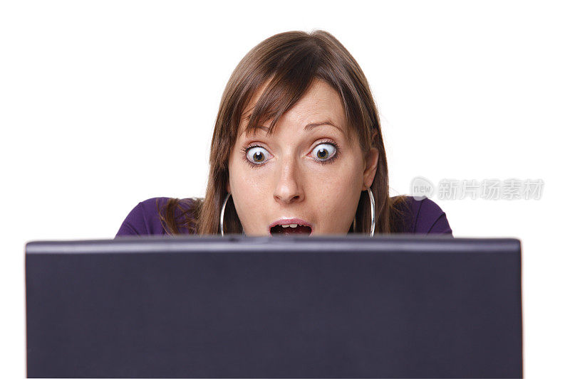 笔记本电脑显示器后面震惊的女人