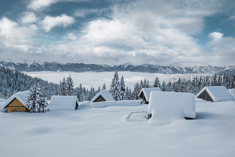 冰雪覆盖的山村