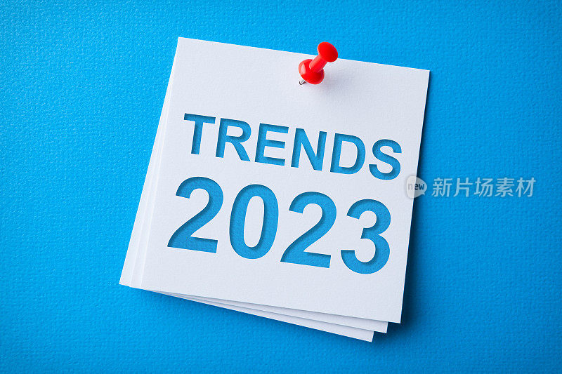 2023年趋势字在白色便利贴蓝色纸板背景