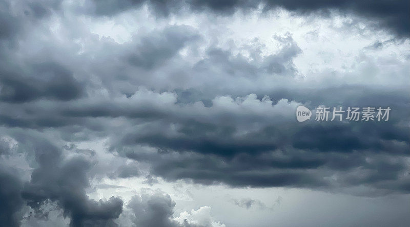 戏剧性的天空与黑暗的云景:暴风雨和下雨的天气背景