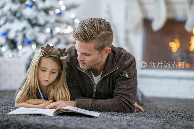 圣诞节早上和爸爸一起读书