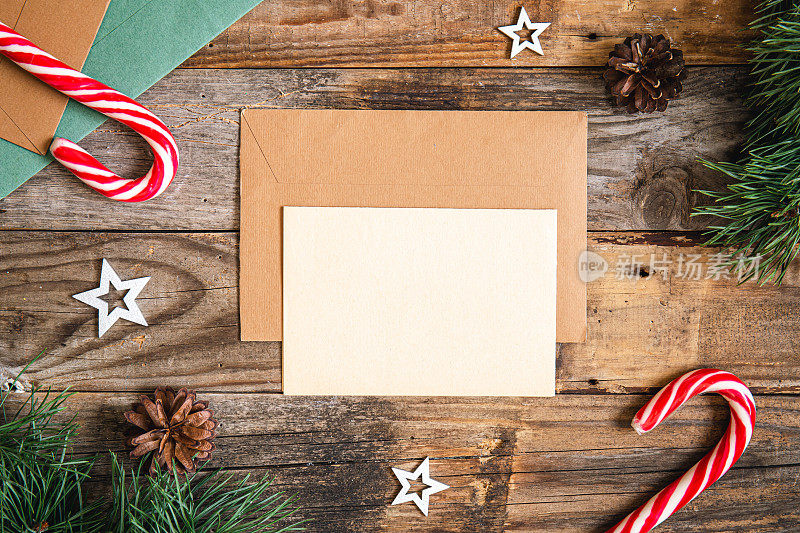 空白纸，信封和圣诞装饰在木制背景，复制空间。