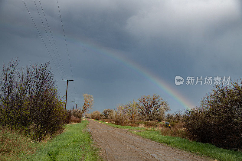蒙大拿农场土路上的雷暴和彩虹