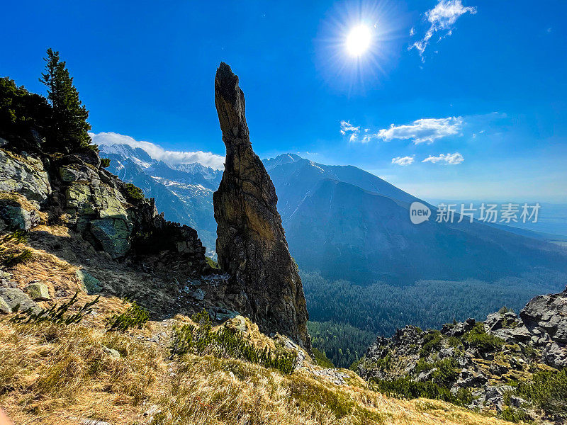 蓝天下的山谷。令人惊叹的陡峭的针山悬崖