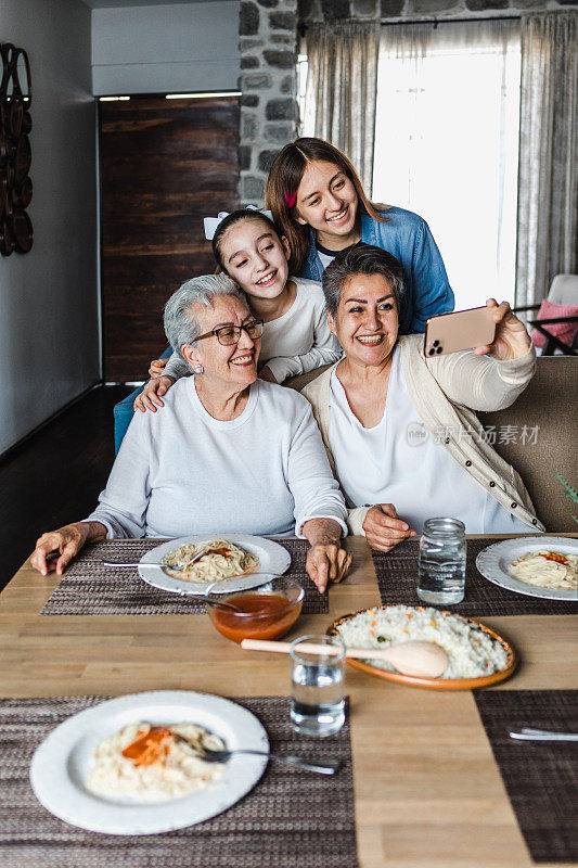拉丁美洲的西班牙裔多代女性一家人在晚餐时间一起在家自拍