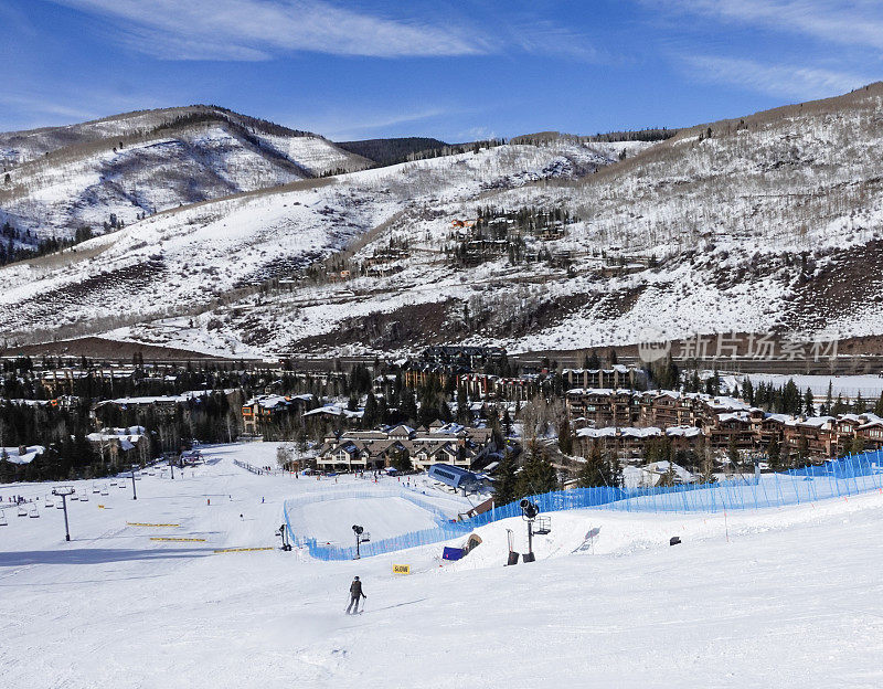 远景的金峰基地地区在韦尔滑雪胜地，科罗拉多州冬季。