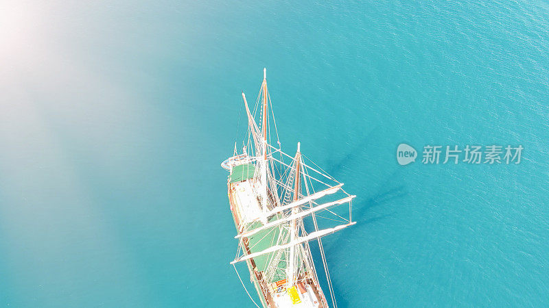 帆船航行在一个美妙的晶莹剔透的大海，从无人机鸟瞰