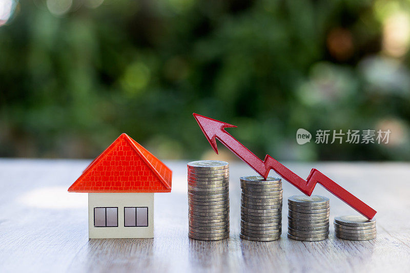 橙色屋顶的房子一个红色箭头在梯子上的商业硬币硬币买房的想法财务图表房地产增长。