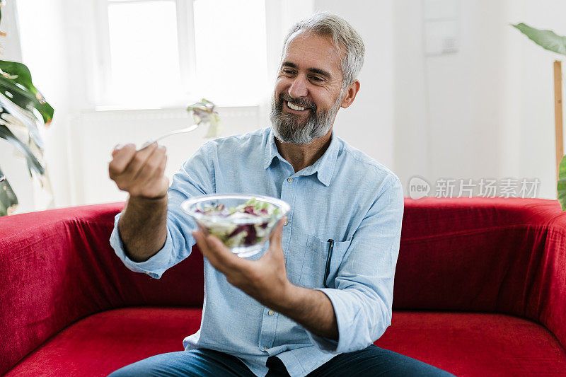 成年男性吃健康零食、保健饮食理念，老年男性吃新鲜沙拉