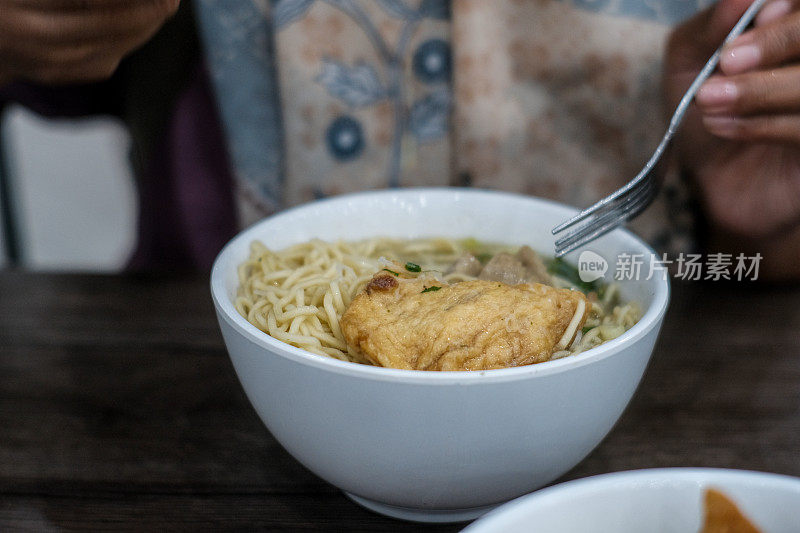 印尼街头小吃“Bakso”，煮面条配肉丸和炸豆腐