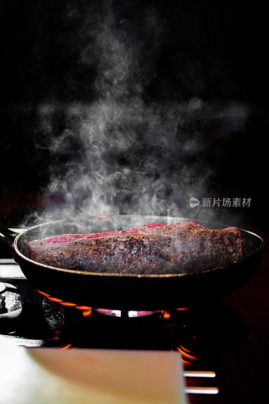 美味的里脊肉，在热锅里用大火炸，上面蒸着。
