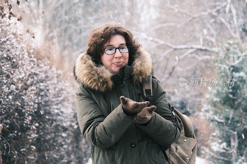 女子正在享受降雪