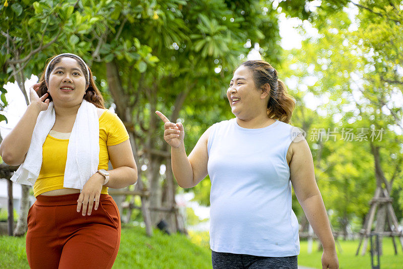 一群人要去公园锻炼。