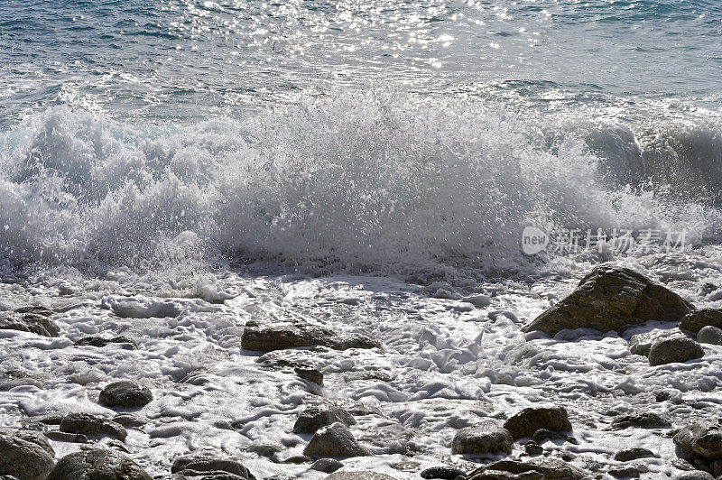 海浪撞击岩石形成的波浪。大海里的波浪。