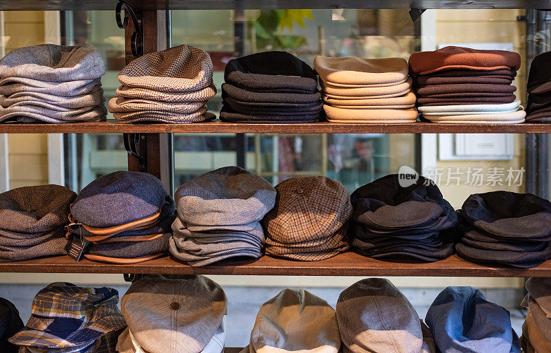 一家服装店货架上各种各样的男帽和男帽。剃刀党风格的帽子。20世纪20年代的风格。