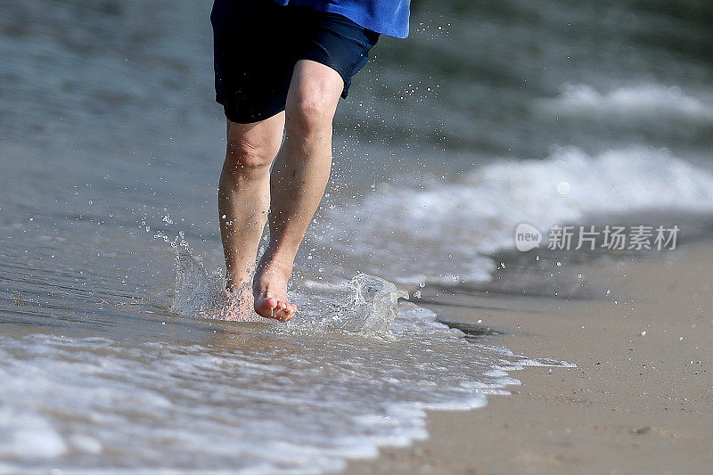 在海滩边锻炼