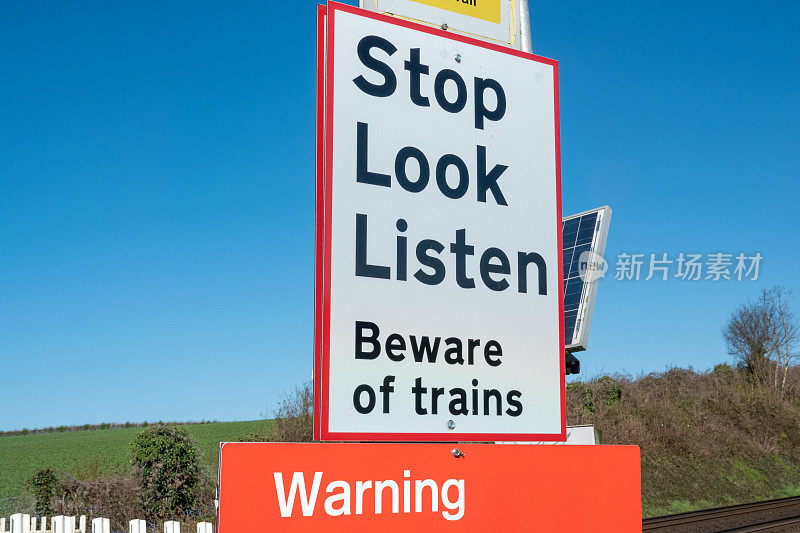 英国肯特郡的恩斯福德附近，小心火车标志