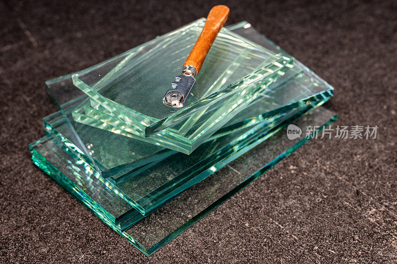 一块块厚玻璃堆叠在一起，并配有专门的玻璃切割器，这是格莱泽的作品