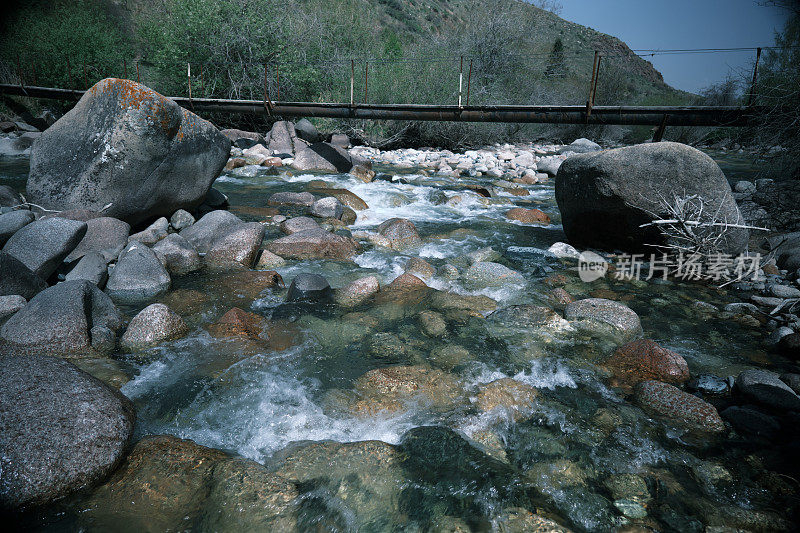 山间河流