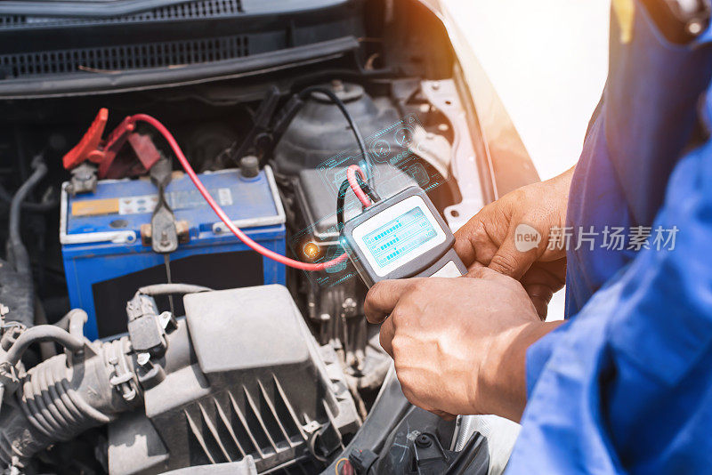 汽车修理工用万用表电压表来测量汽车电池的电压。