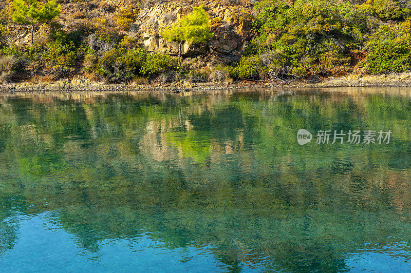 美丽的海景和岩石海岸线