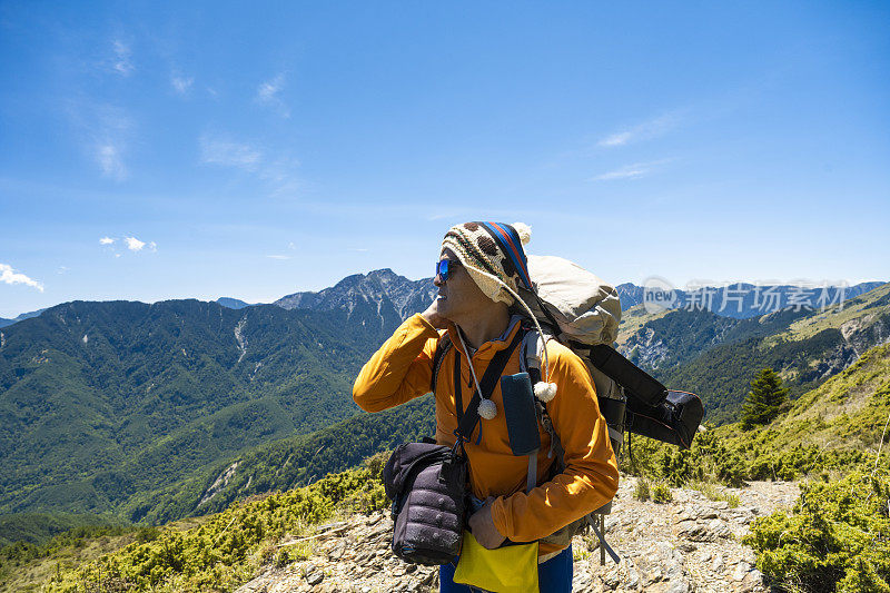 在山上徒步旅行的人的肖像。