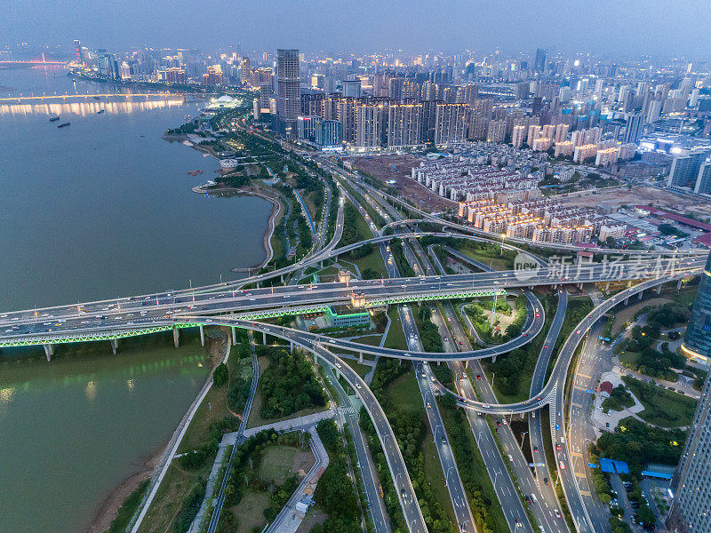 俯瞰中国长沙的现代城市立交桥