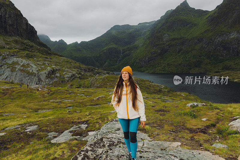 一位女背包客在罗弗敦群岛上考虑夏天的户外活动