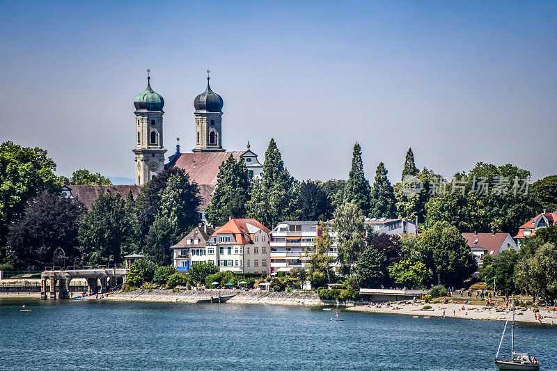 德国Friedrichshafen码头的Schlosskirche海景