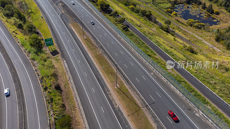 多车道高速公路鸟瞰图