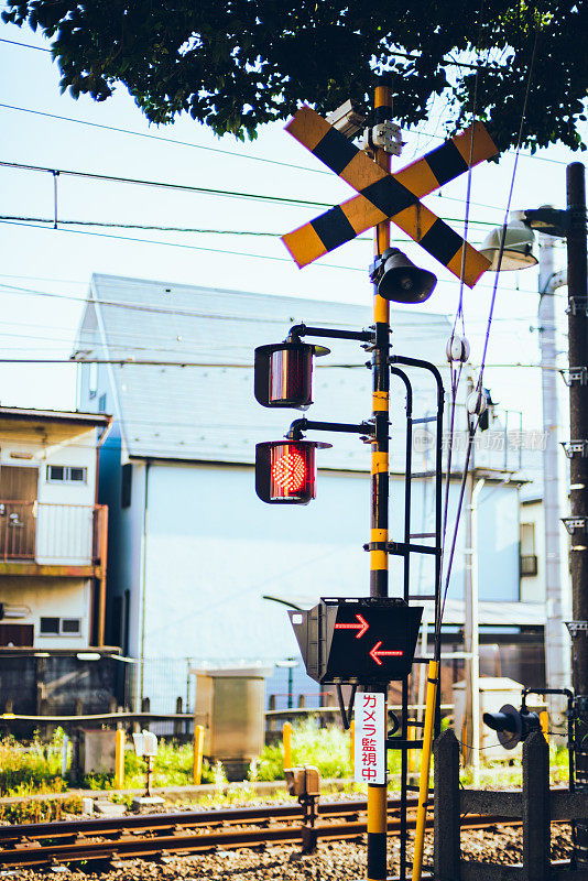 东京市中心的一个私人铁路道口。