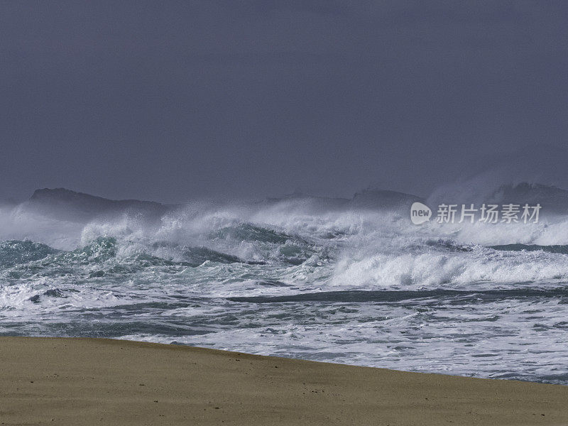 悬崖边惊涛骇浪