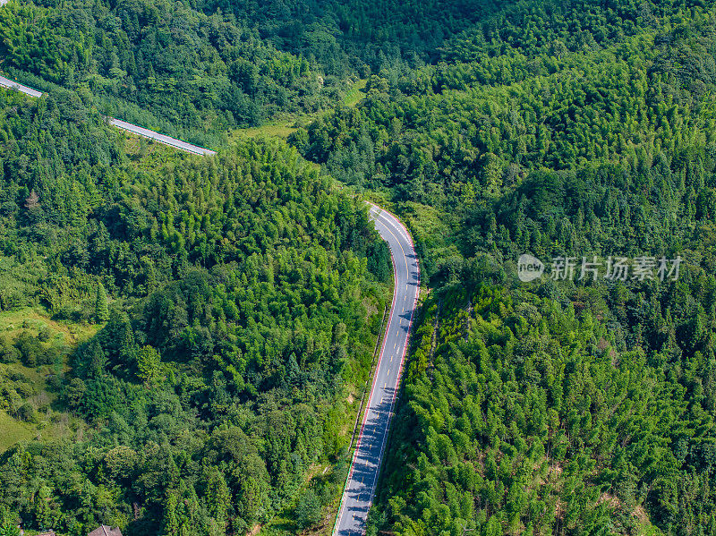 在蓝天白云的群山中俯瞰蜿蜒的道路