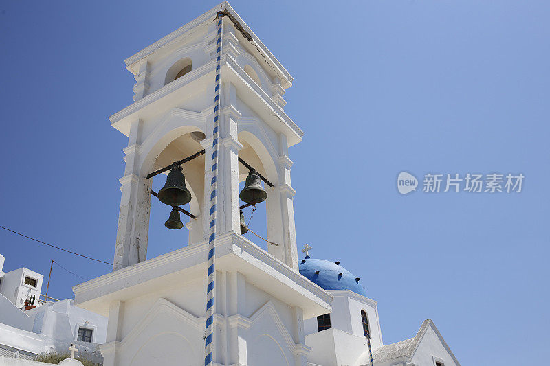 地中海希腊群岛圣托里尼岛一座白色东正教教堂的钟楼