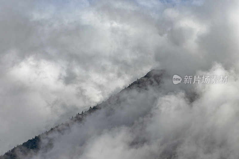 阿默高阿尔卑斯山脉的一座山，有壮观的云