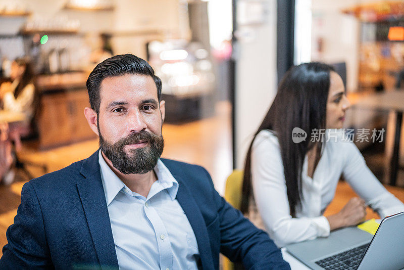 一个中年商人在办公室开会的肖像